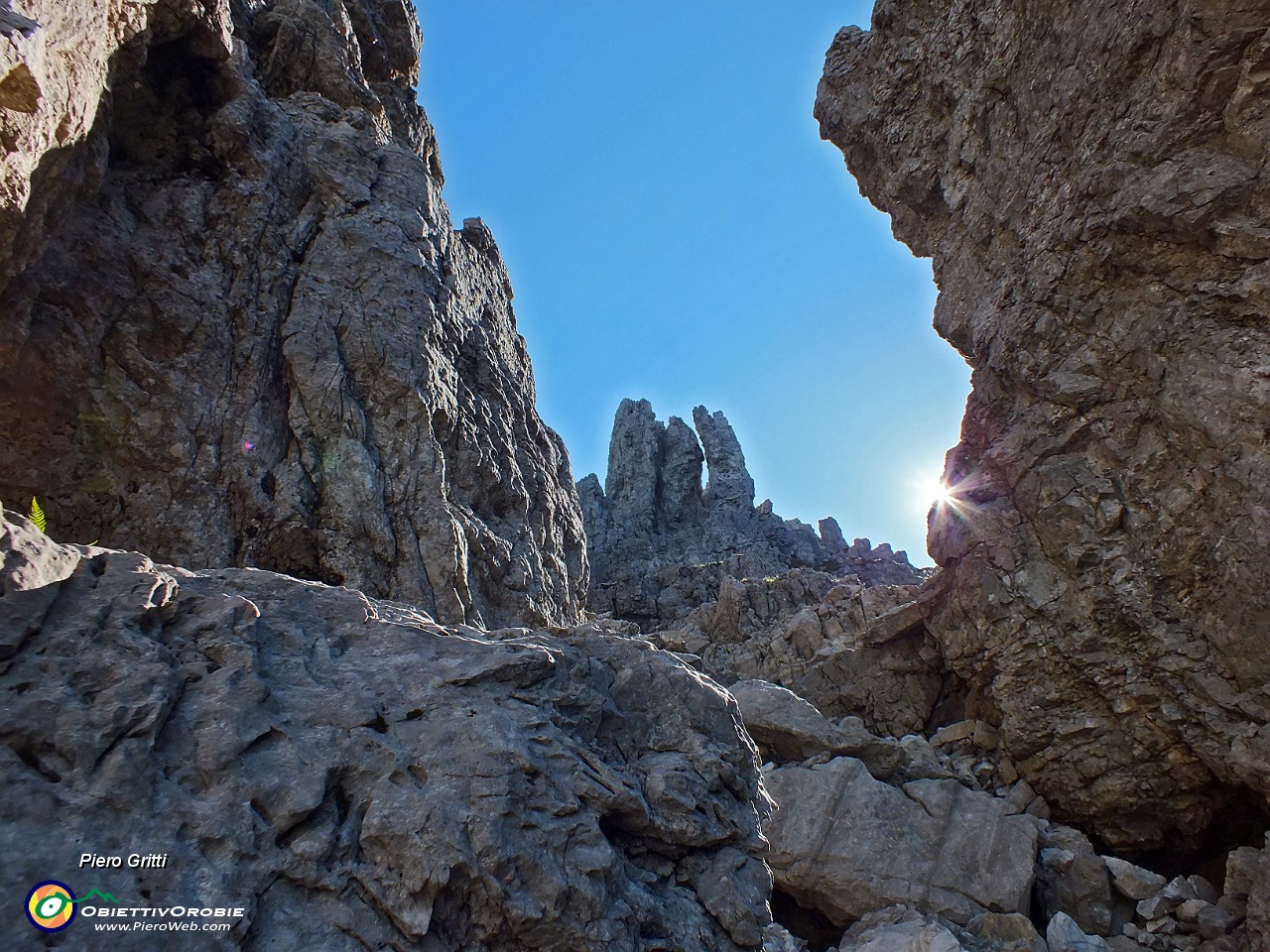 29 La stella del sole tra guglie e torrioni.JPG